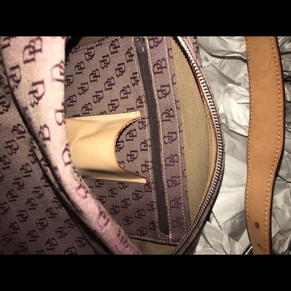 Dooney and Bourke shoulder bag - Picture 2 of 10